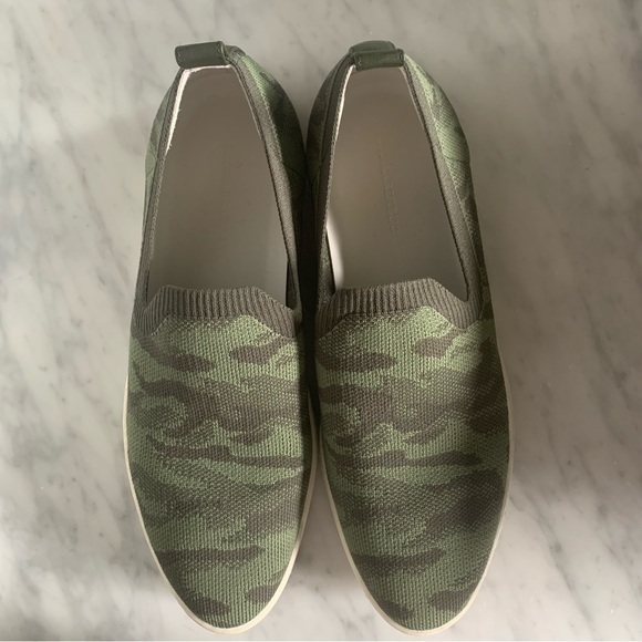 Banana Republic Camo Knit Slip-On Sneaker Sz 9 EC - Picture 2 of 4